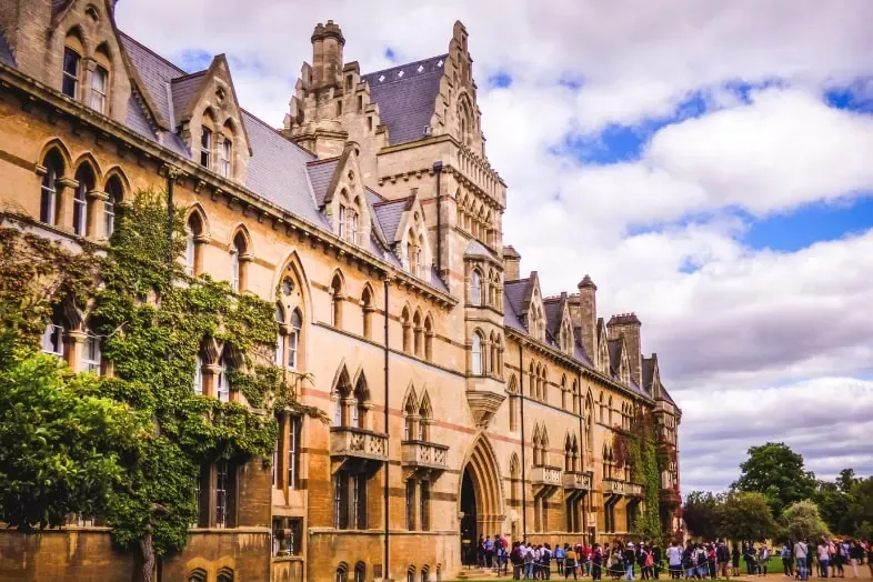 ¿Cuál es el nivel de inglés exigido en universidades británicas?