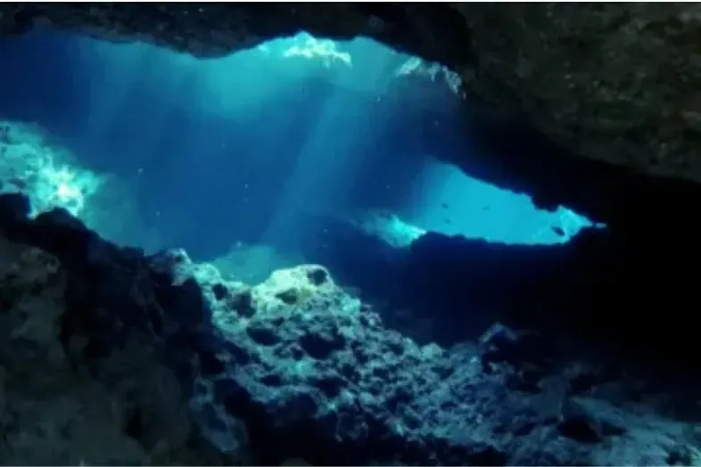 Mejores lugares para bucear en Malta: Cuevas de Ghar Lapsi (Sur de la isla).
