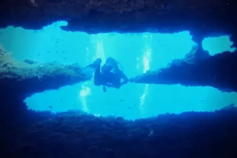 Mejores lugares para bucear en Malta: Cuevas de Santa María (Comino).