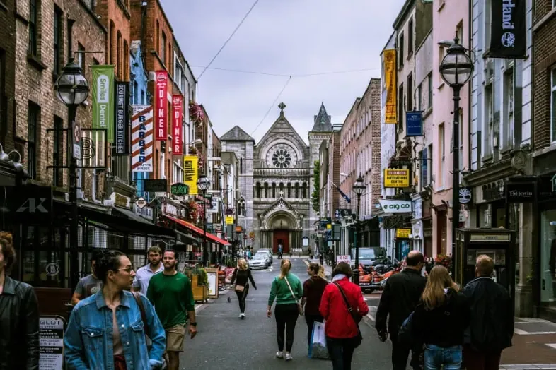 Calle comercial del centro de Dublín