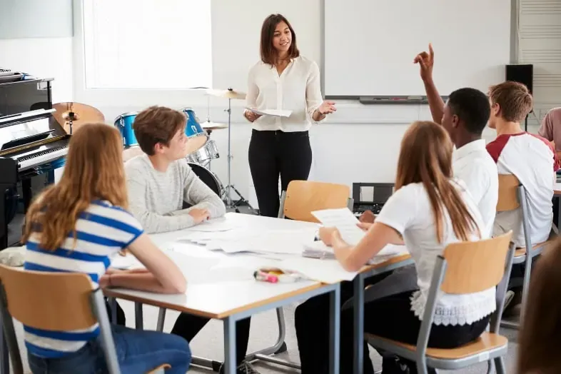 Becas y apoyos financieros para colombianos que buscan estudiar en Inglaterra