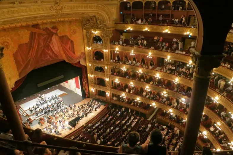 Visita Globe Theatre para disfrutar una obra de teatro