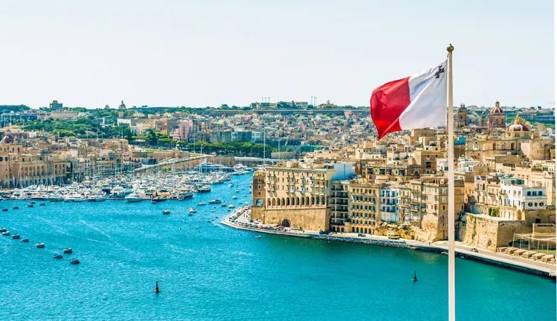 Vista panorámica de Malta y su bandera